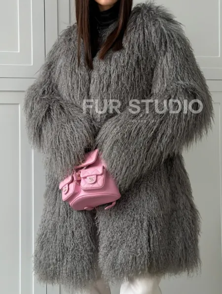 Удлиненная серая шуба из ламы - фото 2