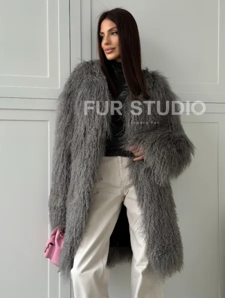 Удлиненная серая шуба из ламы - фото 7
