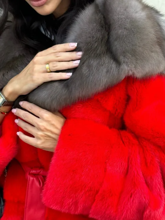 Полушубок из меха норки с капюшоном из куницы в карминовом цвете (красный) - фото 1