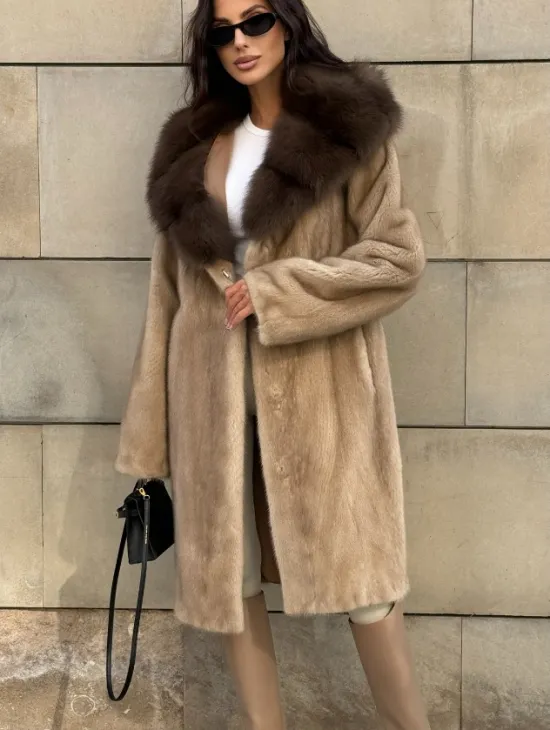 Шуба из норки пастель в технологии роспуск с капюшоном из меха куницы - фото 8