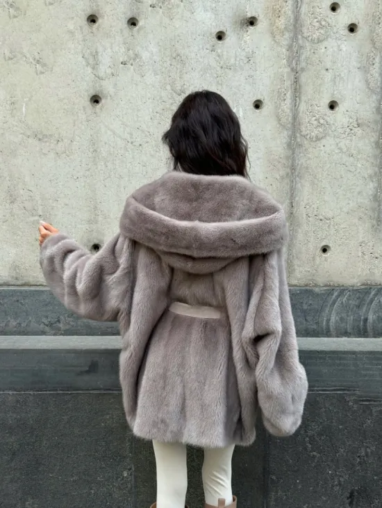 Шуба Oversize из меха цельной норки с капюшоном - фото 7