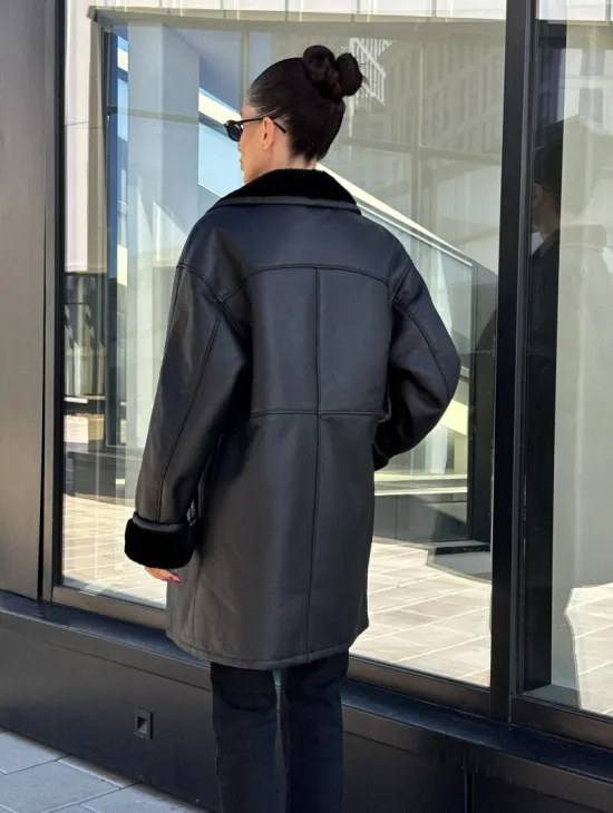 Черная женская дубленка на запах с поясом - фото 5