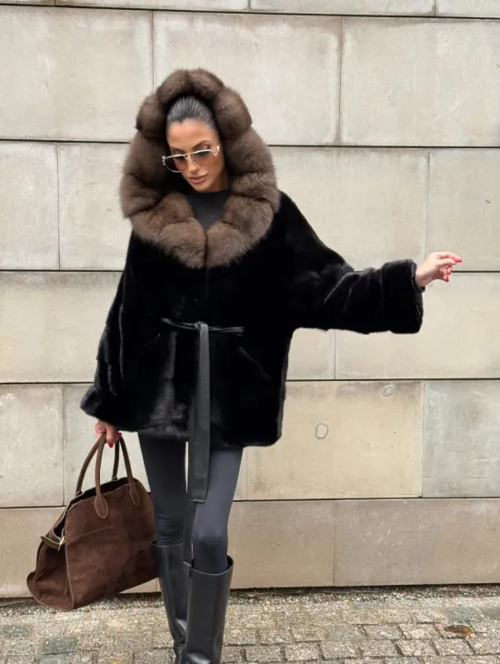 Шуба автоледи из норки Black с потайным поясом и капюшоном из меха куницы - фото 10