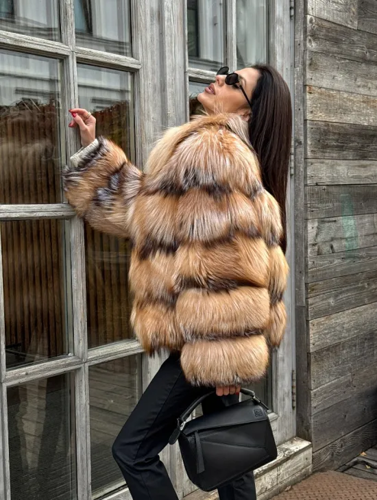 Женская шуба из меха лисы 