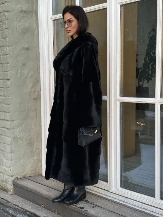 Шуба кимоно с капюшоном черного цвета из скандинавской норки Saga Furs - фото 4