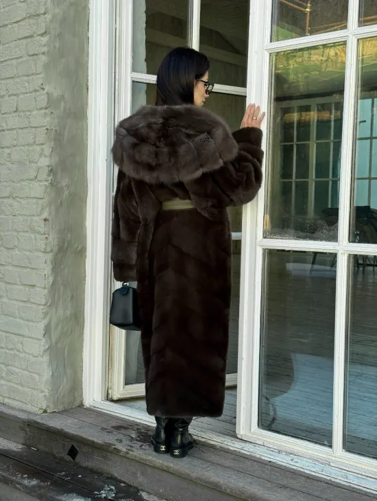 Длинная норковая шуба с капюшоном из меха куницы - цвет темный хаки - фото 9