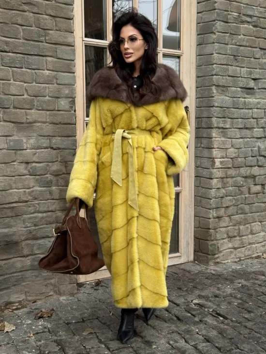 Женская длинная шуба из норки желтого цвета с капюшоном из меха куницы - фото 4