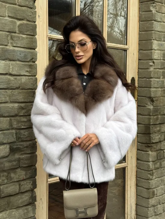 Короткая белая шубка с воротником из натуральной куницы - фото 8