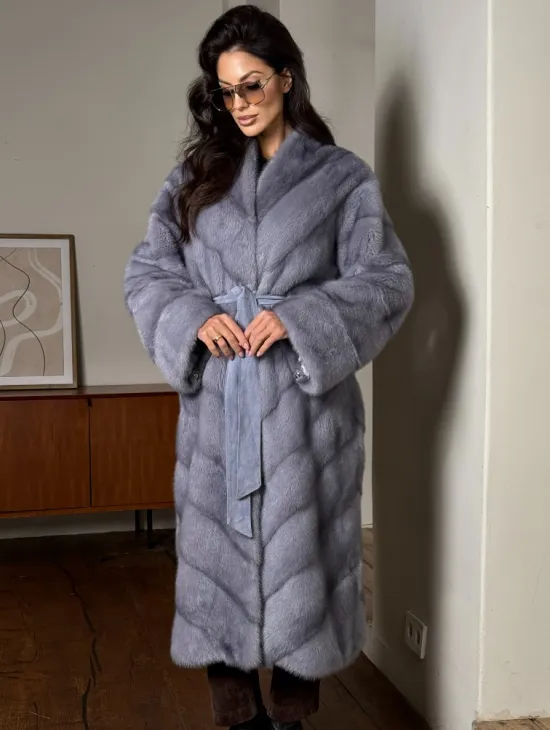 Модная женская шуба из меха норки с V-образным воротником - фото 3