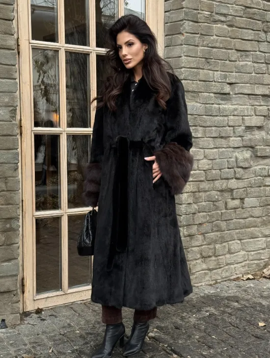 Шикарная черная норковая шуба с меховыми манжетами из куницы - фото 3