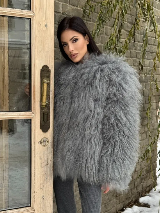 Шуба из меха ламы серого цвета - фото 9