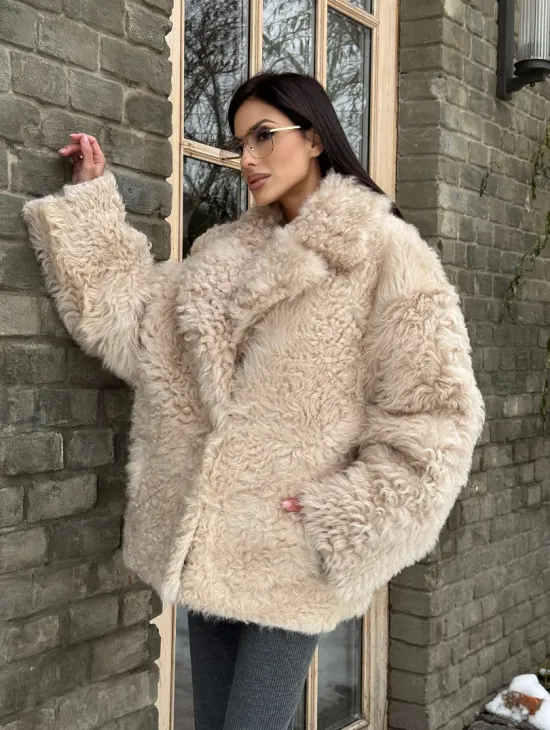 Светлая короткая шуба из испанской овчины - фото 11
