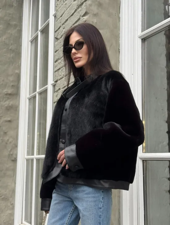 Куртка из мутона с мехом норки - черная - фото 10