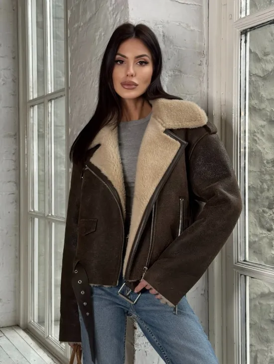 Короткая молодежная косуха-дублёнка из натуральной овчины - фото 8