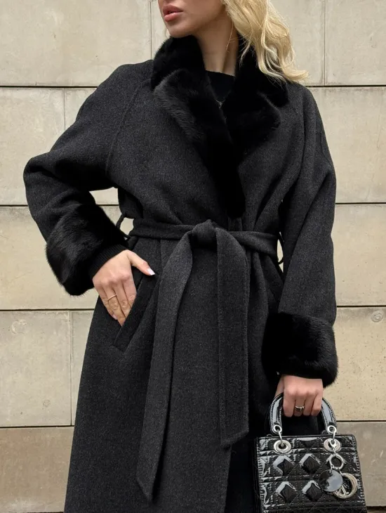 Женское демисезонное шерстяное пальто-халат с отделкой из меха норки - фото 3
