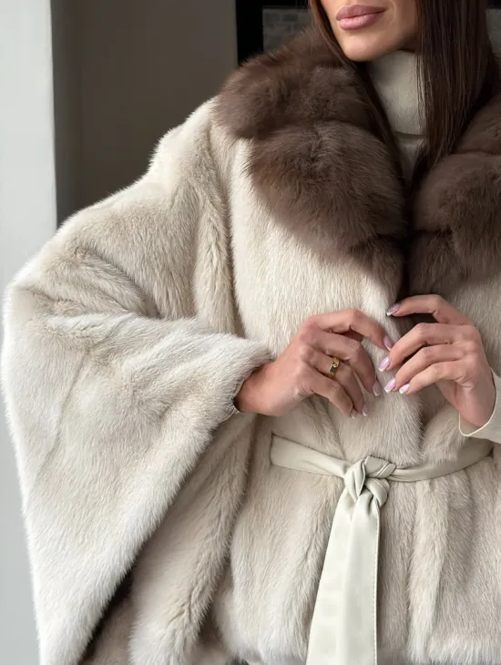 Светлое норковое пончо с воротником из куницы - фото 5