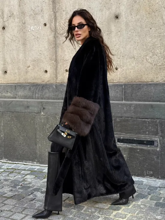 Длинная черная норковая шуба с манжетами из меха куницы - фото 11