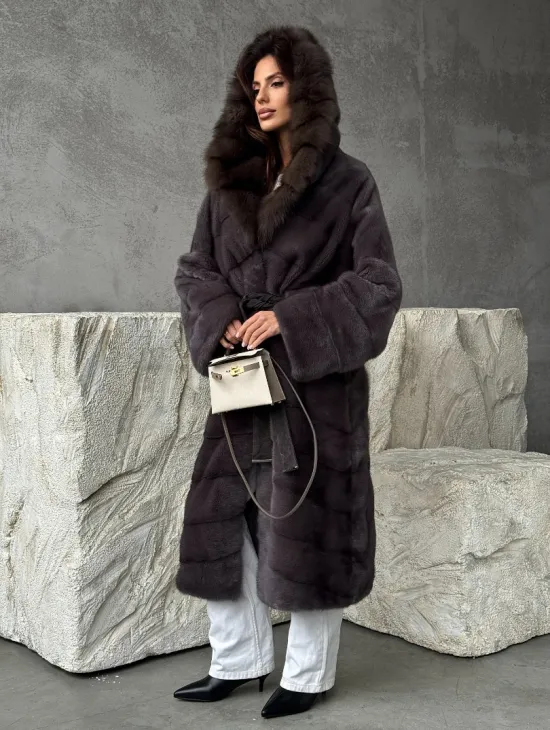 Шуба норковая графитовый ирис с капюшоном куницы - фото 9