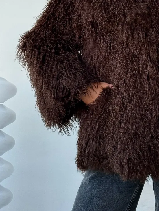 Коричневая шуба из ламы - фото 2