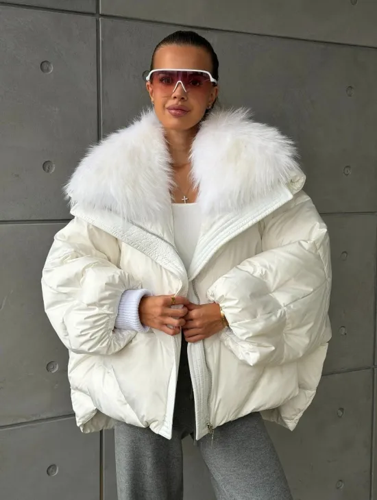 Белый зимний пуховик с мехом - фото 8