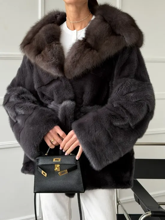 Графитовая шуба с капюшоном из куницы - фото 4