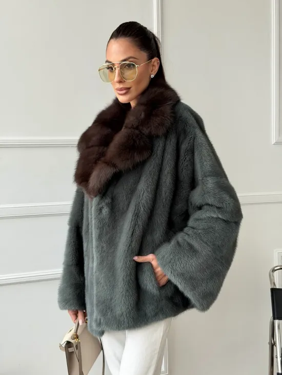 Красивая шуба из меха норки с воротником из куницы - фото 0