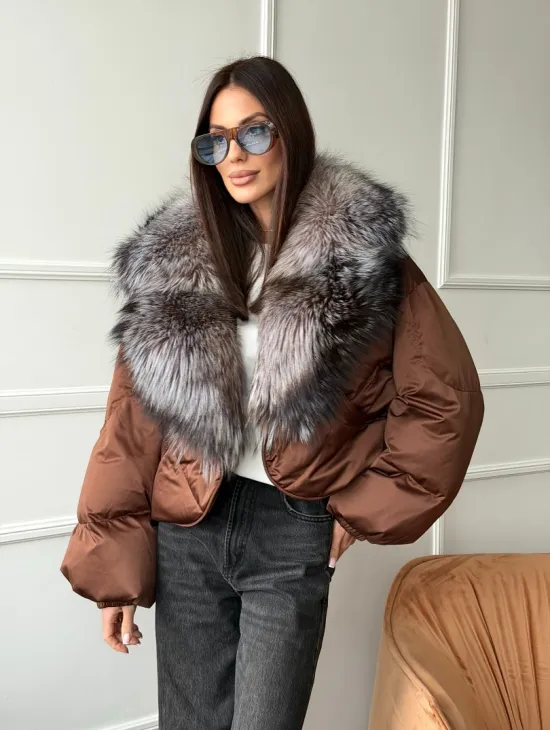 Короткий пуховик с мехом чернобурки - фото 9