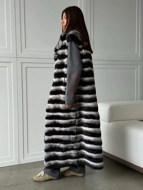 Меховой жилет из шиншиллового кролика - фото 10