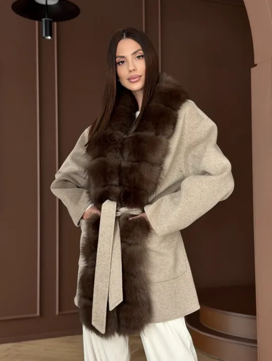 Пальто с отделкой из меха песца - фото 15
