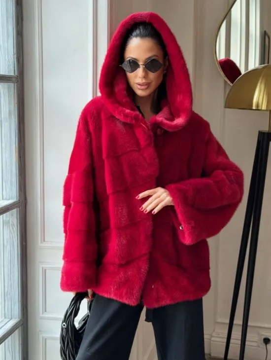 Красная короткая шуба из меха норки с капюшоном, паркет - фото 0