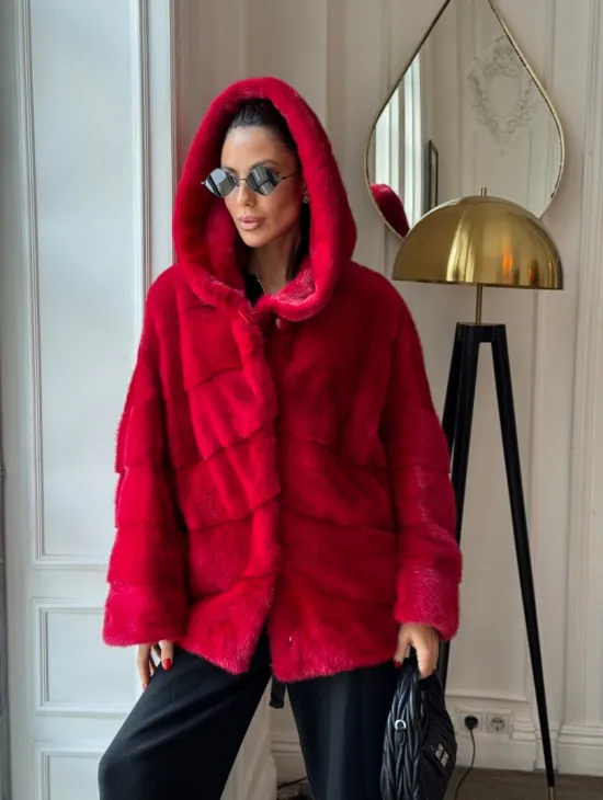Красная короткая шуба из меха норки с капюшоном, паркет - фото 4