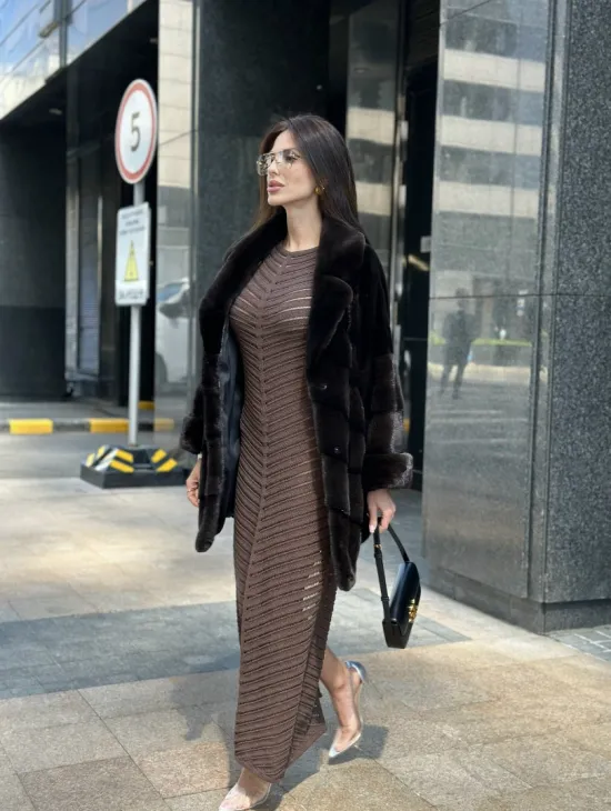 Укороченная норковая шуба в цвете шоколад - фото 8