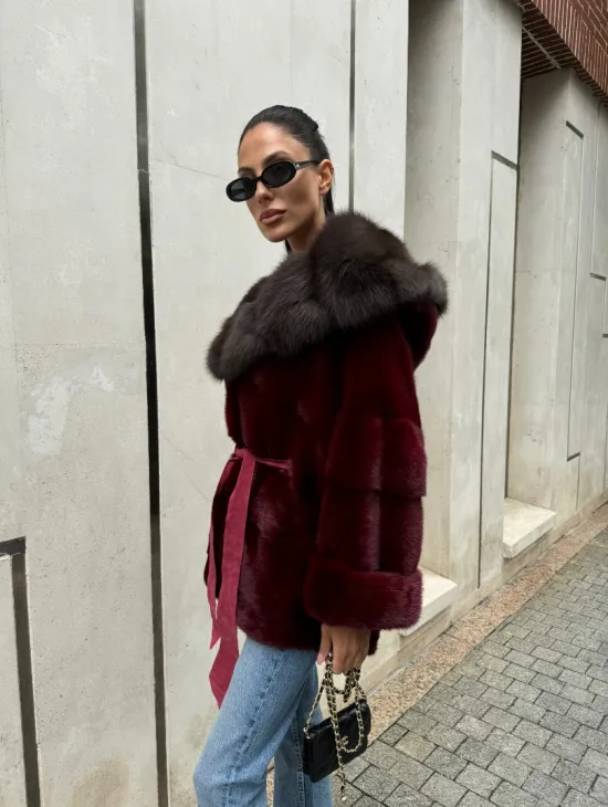 Шуба из меха норки с капюшоном из куницы бордового цвета - фото 9